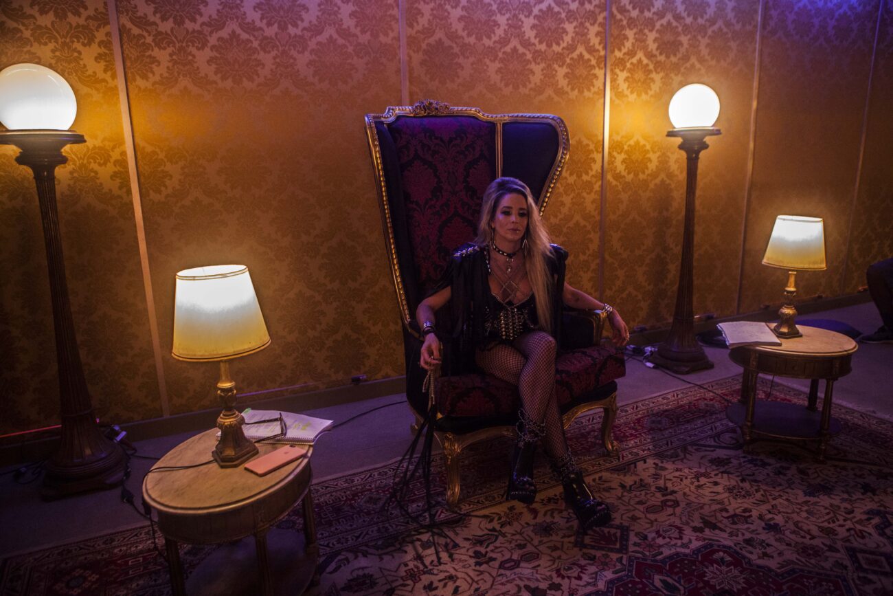 Juíza Letícia, personagem de Danielle Winits em ‘Ninguém Entra, Ninguém Sai’ fica presa no motel Zeffiro’s