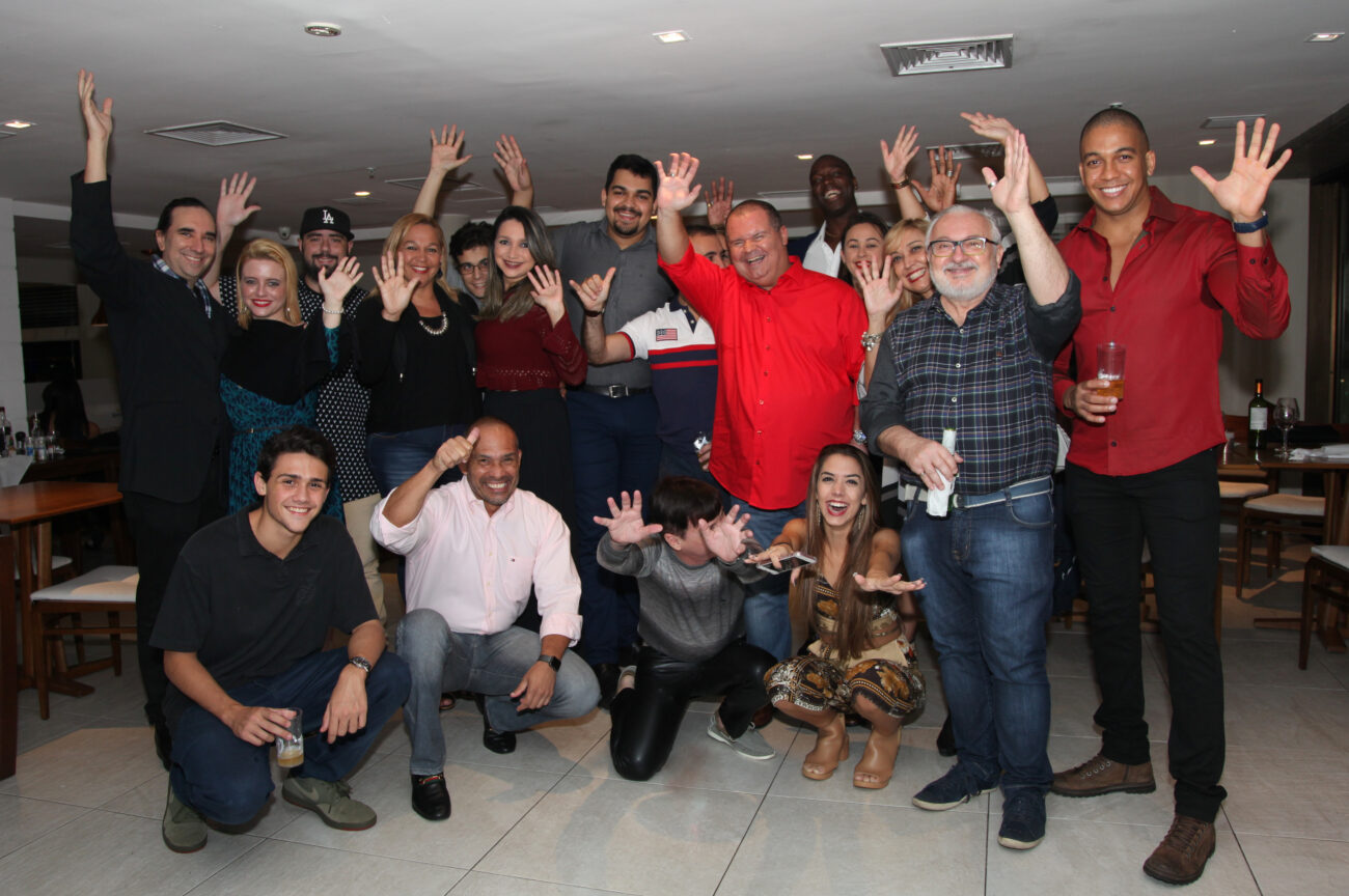 Felipe Grimaldi recebe amigos em seu aniversário em hotel de luxo.